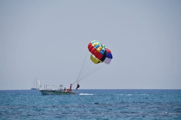 parasailing, paragliding, sea-825532.jpg