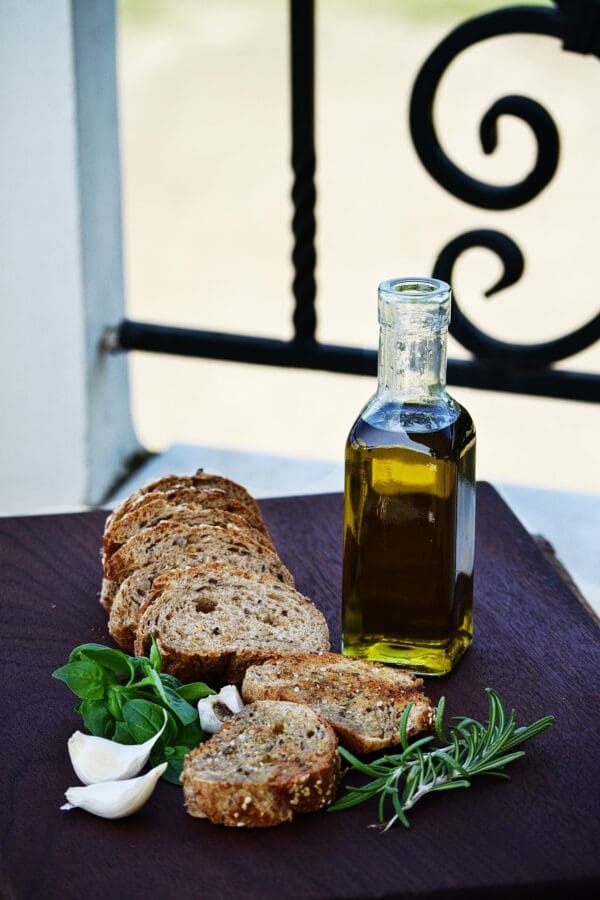 food, olive oil, garlic-1795556.jpg