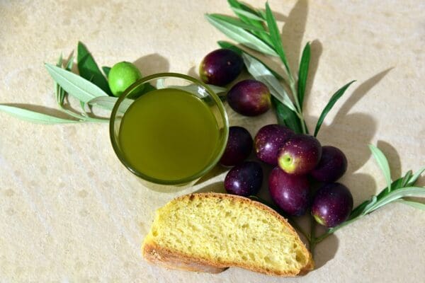 olive oil, olives, loaf-3803152.jpg